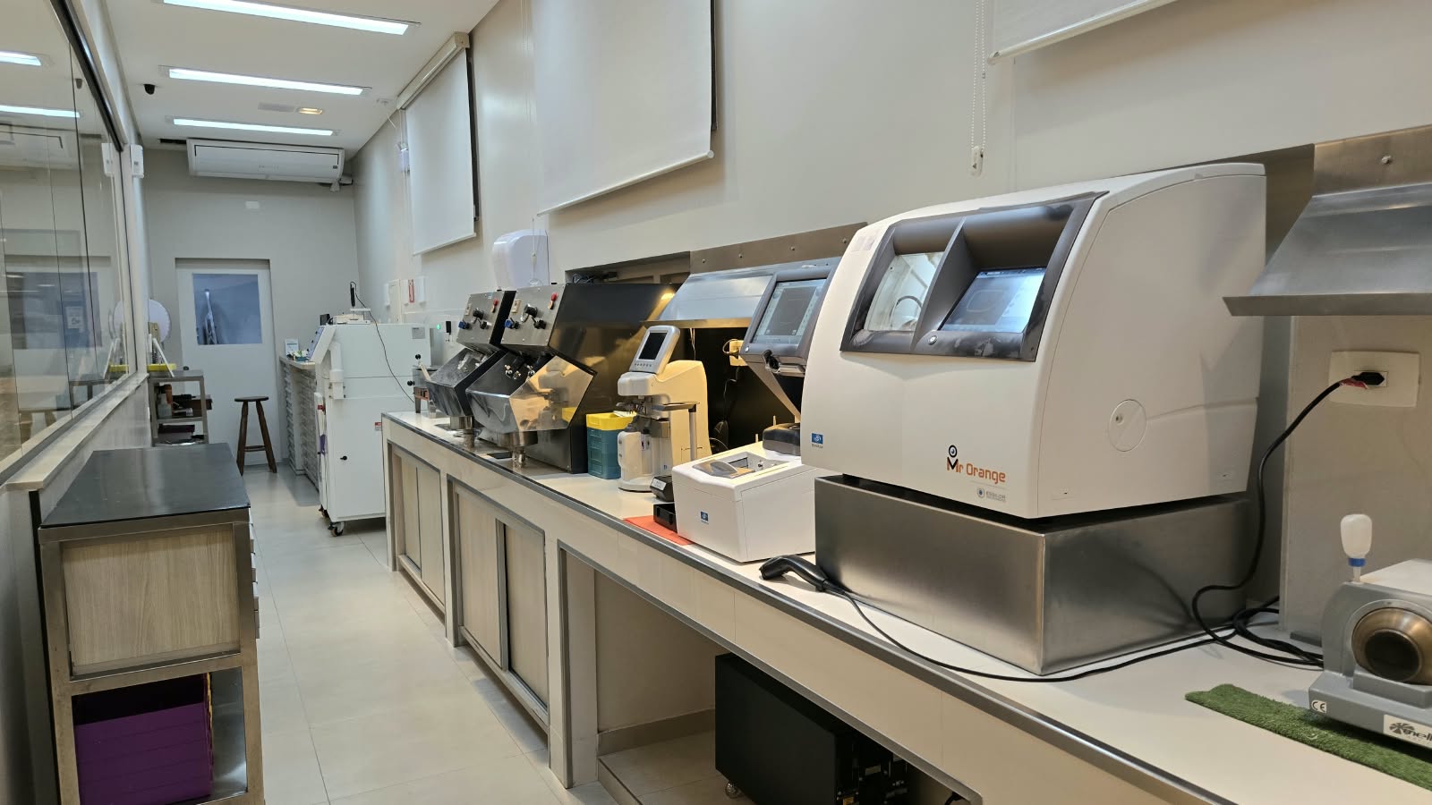 Bancada de equipamentos do laboratório próprio da Santista Class