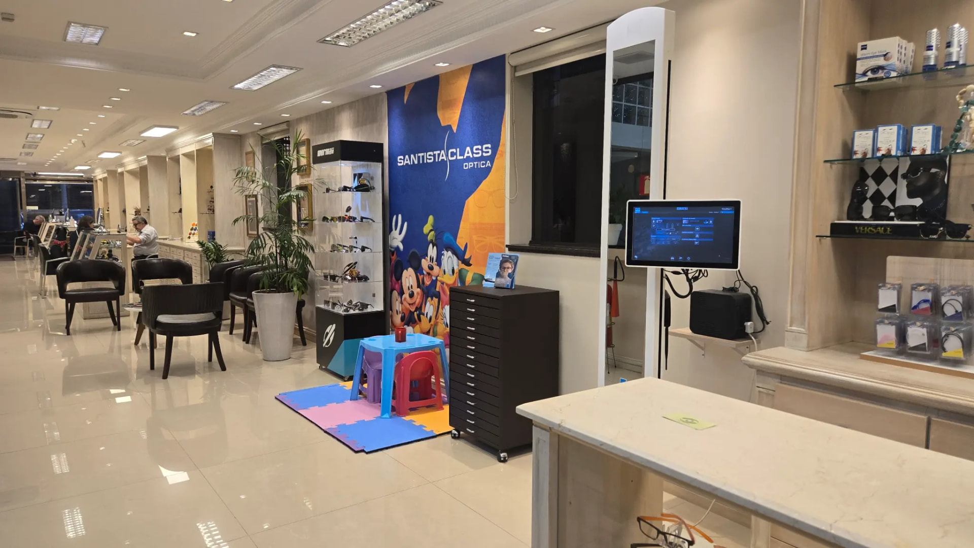 Área de tecnologia e espaço infantil da loja