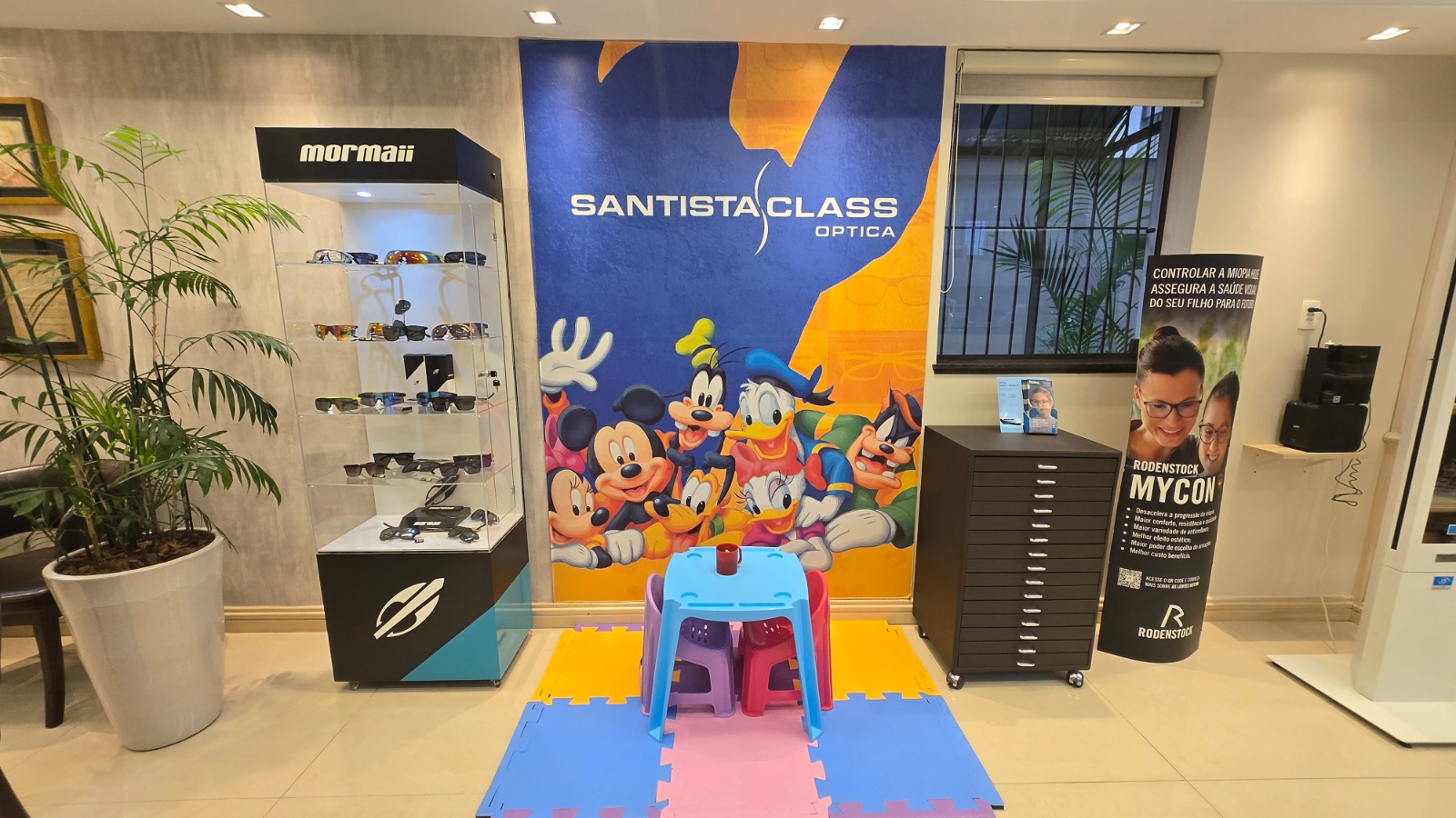 Espaço kids e coleções esportivas da Santista Class