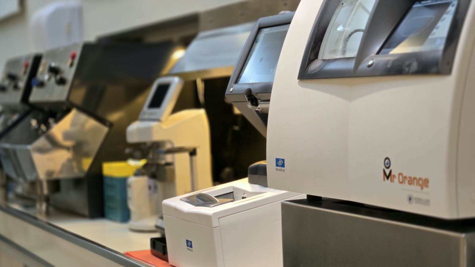 Detalhe dos equipamentos de surfaçagem e montagem de lentes